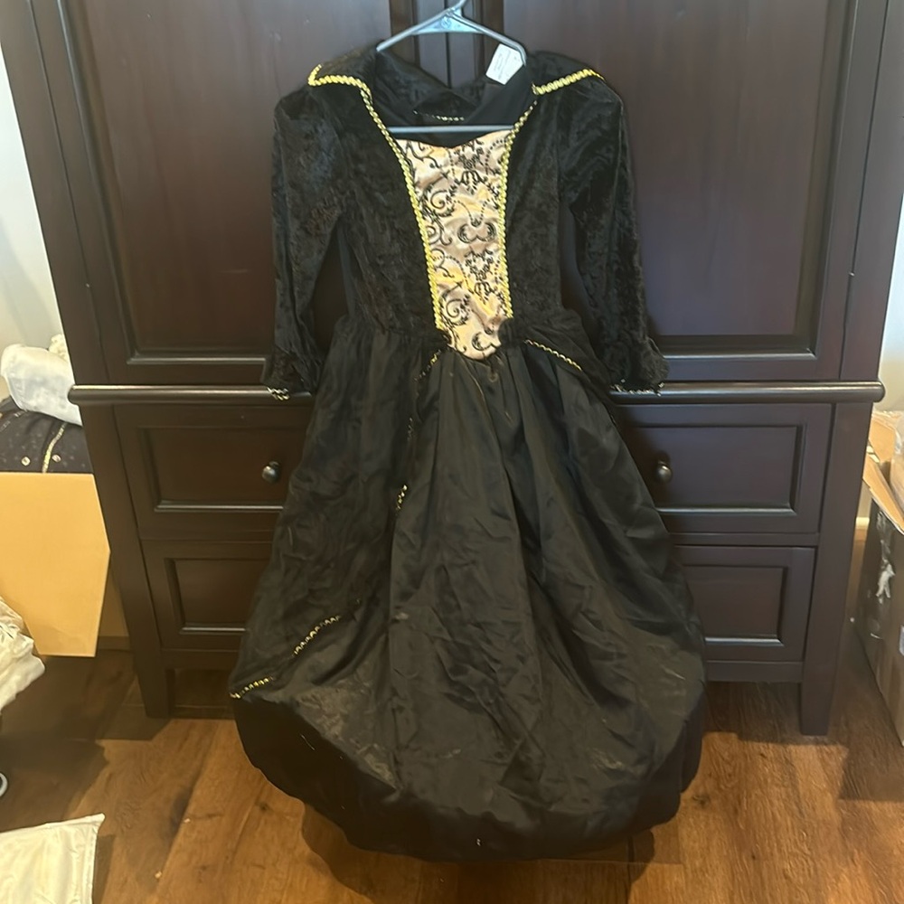 Size 5-6 kids black and gold Halloween costume